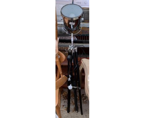 MODERN STUDIO LIGHT ON TRIPOD BASE
