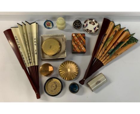GILT METAL COMPACT DECORATED WITH MICRO MOSAIC IN FLORAL PATTERN, OTHER DECORATIVE COMPACTS  TO INCLUDE STRATTON; TOGETHER WI