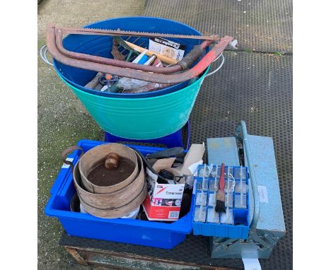 SELECTION OF GARAGE ITEMS INCLUDING TOOLS, TIN BUCKETS ETC