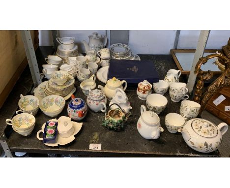 VARIOUS CERAMICS INCLUDING WEDGWOOD BEACONSFIELD, LAWLEYS, BESWICK, ROYAL DOULTON, ROYAL WORCESTER ETC