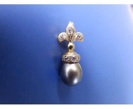 A modern 18ct gold pendant set with a black pearl and small diamonds, 0.95" total length.