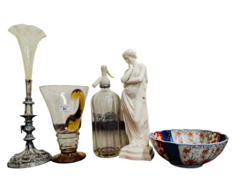 SHELF LOT TO INCLUDE BELLEEK FIGURE, SODA SYPHON, TABLE CENTRE AND IMARI BOWL 