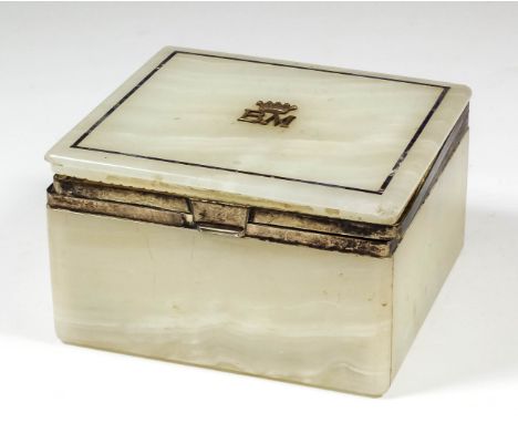 A George V white onyx and silver gilt mounted rectangular cigarette box, the lid inlaid with blue stone stringing and applied