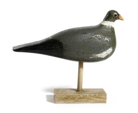 A FOLK ART CARVED AND PAINTED PINE DECOY PIGEONFIRST HALF 20TH CENTURYnaturalistically painted, mounted on a wood base22cm hi