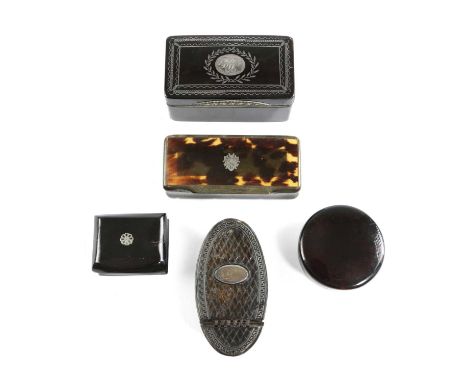 λ A TORTOISESHELL AND SILVER PIQUE SNUFF BOX19TH CENTURYtogether with a pressed horn snuff box, a tortoiseshell and horn snuf