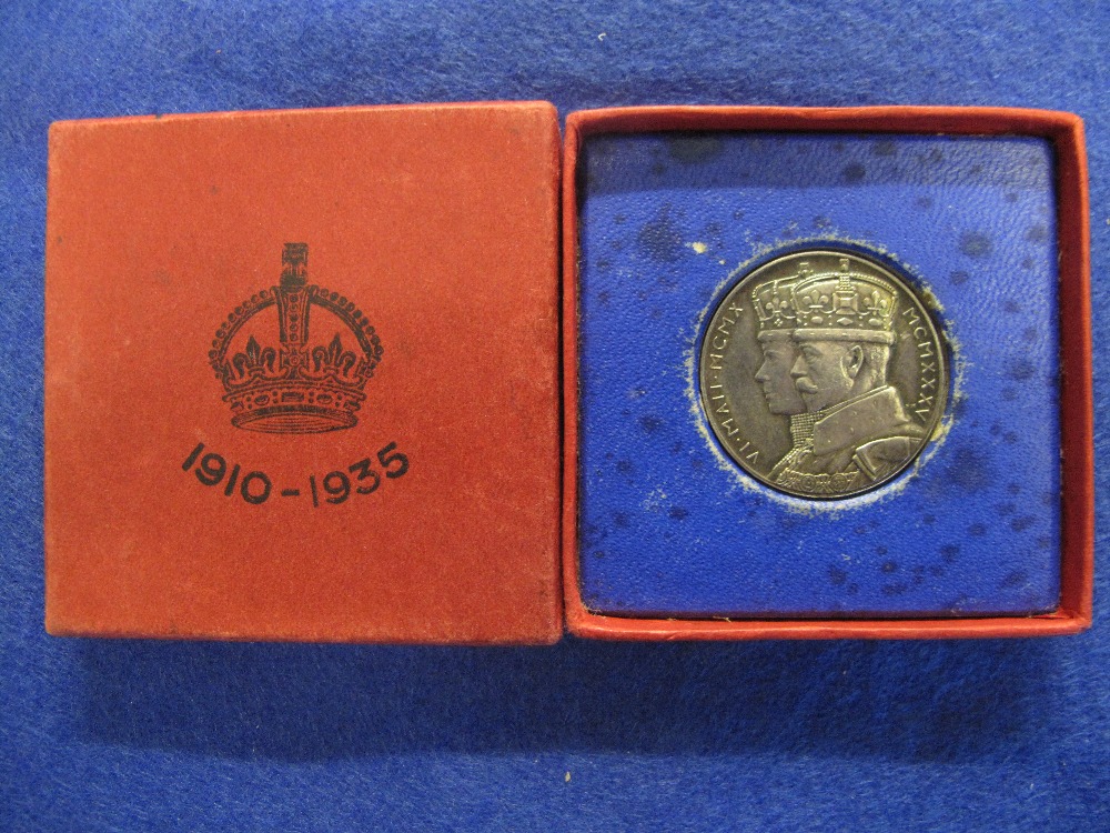 Jubilee 19101935 silver 'stet fortuna domus' coin in original case.