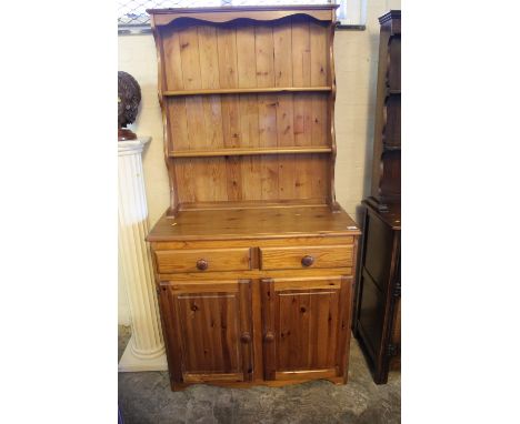 Small modern pine rack back kitchen dresser.  CONDITION REPORT: Split to one bracket foot - overall clean condition.