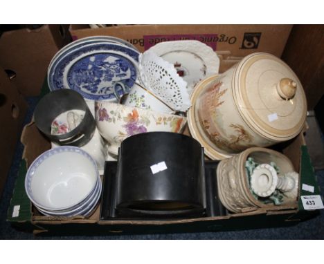 Tray of assorted china to include Dilwyn Swansea blue and white willow plates, small salt glaze leaf floral oval planter, Vic