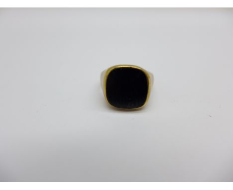 A 9ct gold and onyx ring, 4.1g, M