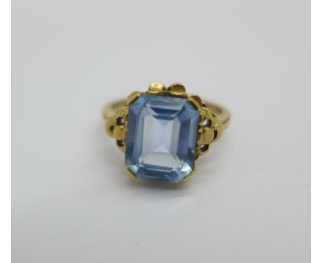 A 9ct gold and blue stone ring, 2.9g, J