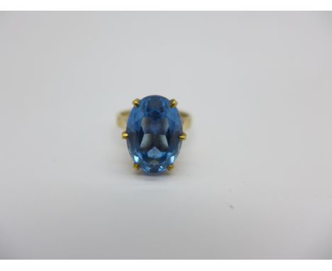 A 9ct gold and blue topaz ring, 4.3g, K