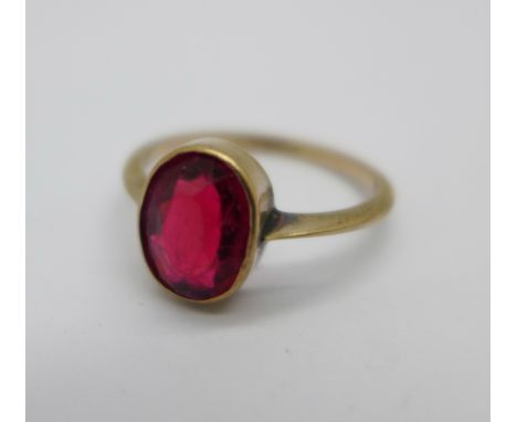 A 9ct gold and red stone ring, 2.5g, Q