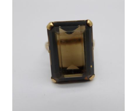 A 9ct gold and smoky quartz ring, 6.1g, N