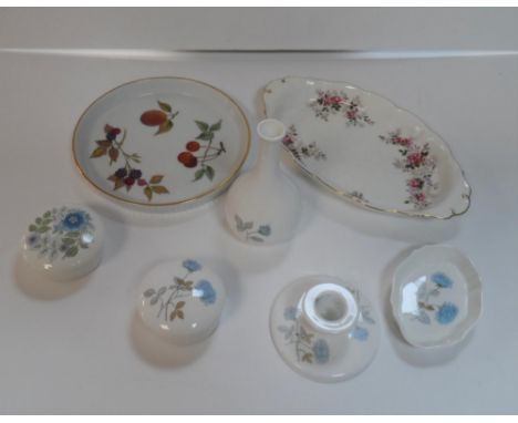 Small collection of Wedgewood (Clementine & Ice Rose) together with a Royal Worcester oval dish and a similar Royal Albert ex