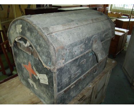 Vintage wooden slated, canvas and leather bound trunk with lift out tray (A/F) 