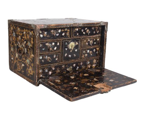 Japanese "Namban" Chest. Momoyama Period (1573 - 1615)Chest in black-lacquered pine, (urushi) with gold and silver powder dec