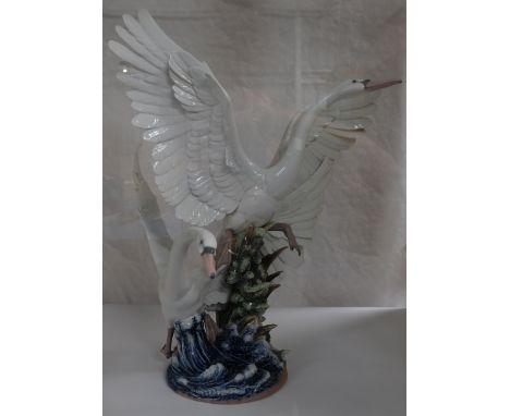 Lladro large prestige pair swans Taking Flight, 65 x 70cm in original box
