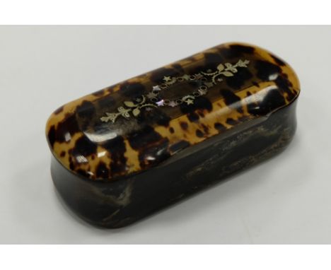A tortoise shell snuff box inlaid with mother of pearl, length 8.5cm