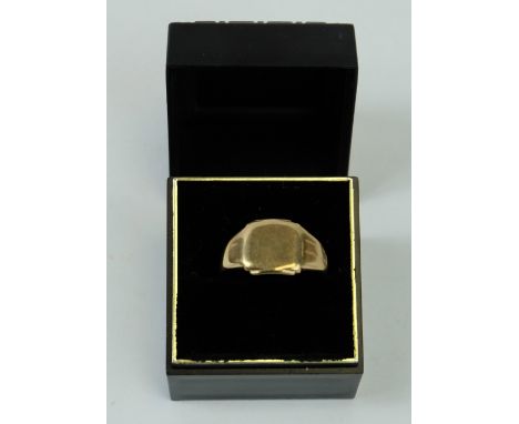 9ct gold signet ring (4.8 grams)