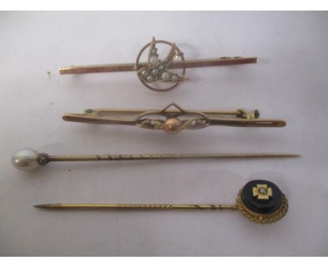 Mixed jewellery to include two 9ct gold bar brooches and two yellow metal stick pins 