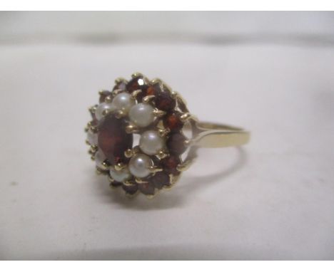 A 9ct gold Garnet and pearl ring, 2.8g 