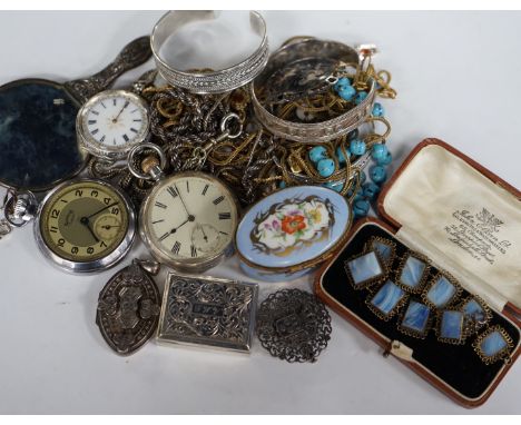 A quantity of assorted jewellery including a later Victorian silver locket and brooch, Italian 925 bracelet, chains, thimble,