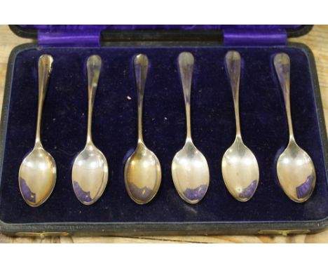 A CASED SET OF SIX VINTAGE HALLMARKED SILVER TEASPOONS