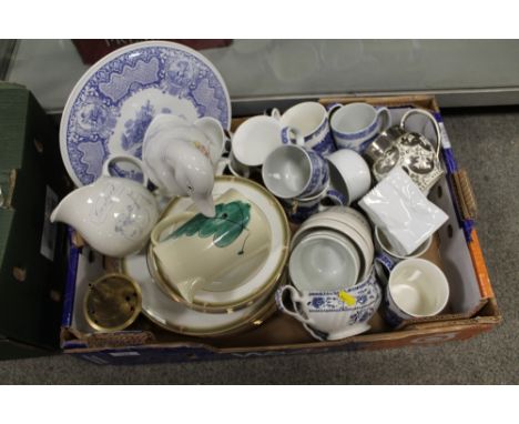 A TRAY OF ASSORTED CERAMICS AND CHINA TO INCLUDE SPODE BLUE AND WHITE, WEDGWOOD OBERON DINNERWARE AND FORTNUM &amp; MASON PUD