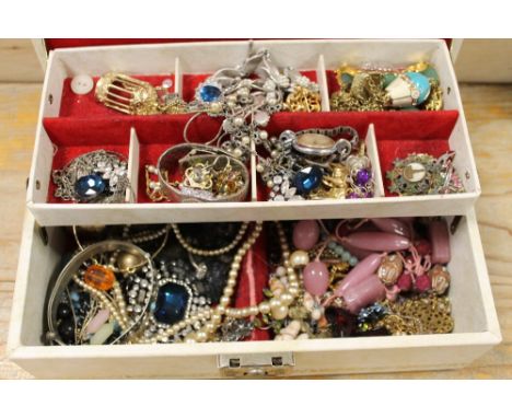 A VINTAGE JEWELLERY BOX AND CONTENTS TO INCLUDE BANGLES, WATCHES ETC