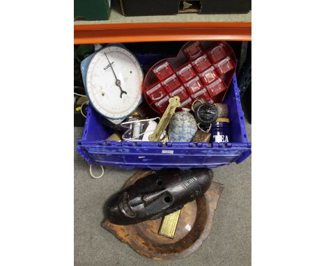 A BOX OF ASSORTED COLLECTABLES TO INCLUDE VINTAGE SCALES, TOGETHER WITH A CARVED TRIBAL MASK AND BOWL ETC