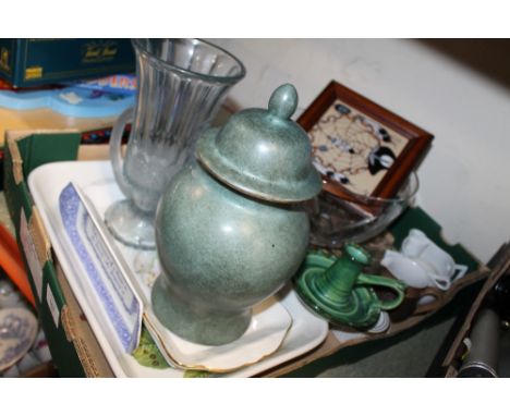 A TRAY OF ASSORTED CERAMICS AND GLASSWARE TO INCLUDE AN ART DECO GLASS VASE, PORTMEIRION. SPODE, ETC