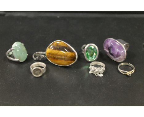 A COLLECTION OF VINTAGE AND MODERN GEMSET RINGS TO INCLUDE RETRO STYLE EXAMPLES 