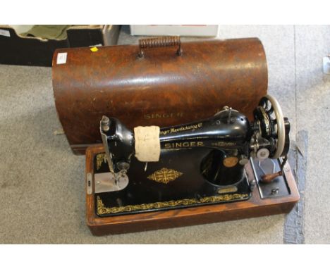 A VINTAGE CASED SINGER SEWING MACHINE