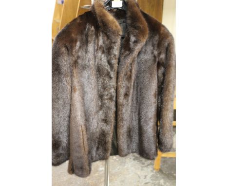 A VINTAGE MAHOGANY BROWN MINK FUR JACKET 