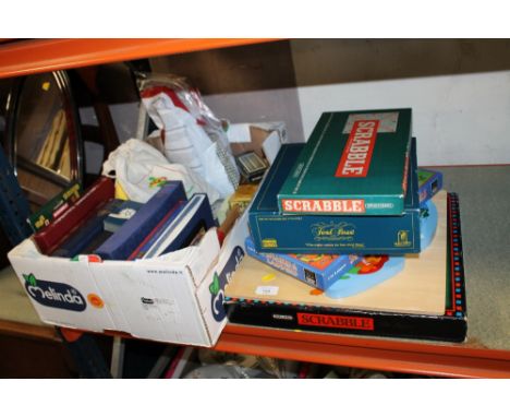A TRAY OF ASSORTED VINTAGE GAMES, PUZZLES ETC TO INCLUDE A SELECTION OF VINTAGE BOARD GAMES