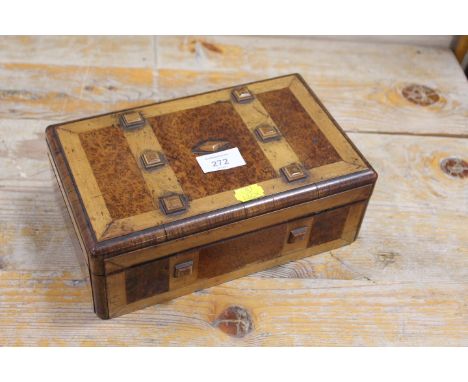 A VINTAGE DECORATIVE WOODEN CIGAR / CIGARETTE BOX