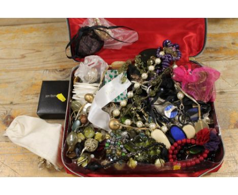 A COLLECTION OF VINTAGE COSTUME JEWELLERY ETC