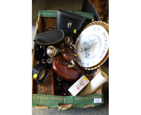 A TRAY OF ASSORTED COLLECTABLES TO INC BINOCULARS, TWO VINTAGE LEATHER CASED TAPE MEASURES ETC