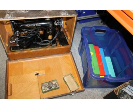 A VINTAGE CASED SINGER SEWING MACHINE AND ACCESSORIES TOGETHER WITH A COLLECTION OF VINTAGE KNITTING NEEDLES