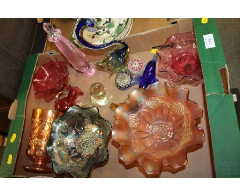 A BOX OF VINTAGE GLASS TO INLCUDE CARNIVAL GRASS, MURANO AND CRANBERRY EXAMPLES
