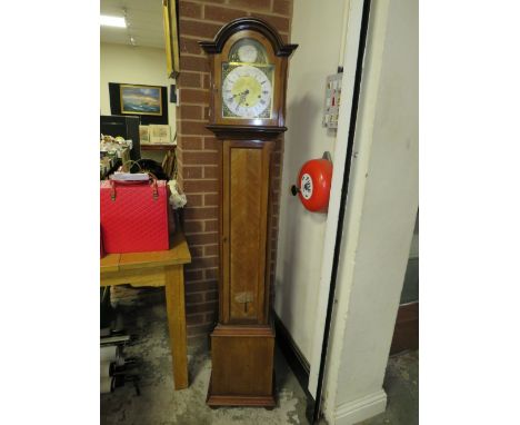 A VINTAGE MAHOGANY CASED GRANDMOTHER CLOCK WITH PENDULUM, H 170 CM