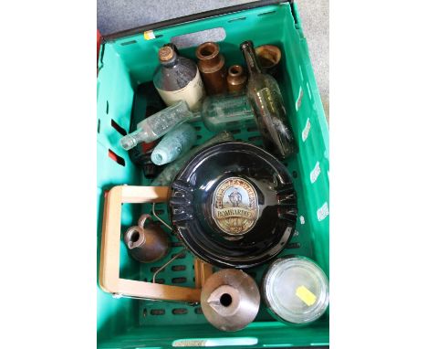 A TRAY OF ASSORTED COLLECTABLES TO INCLUDE VINTAGE ADVERTISING BOTTLES, BOMBARDIER ASHTRAY ETC