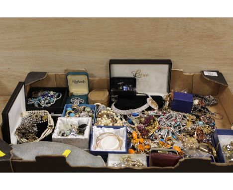 A TRAY OF VINTAGE COSTUME JEWELLERY TO INCLUDE RINGS, BANGLES, FAUX PEARLS ETC