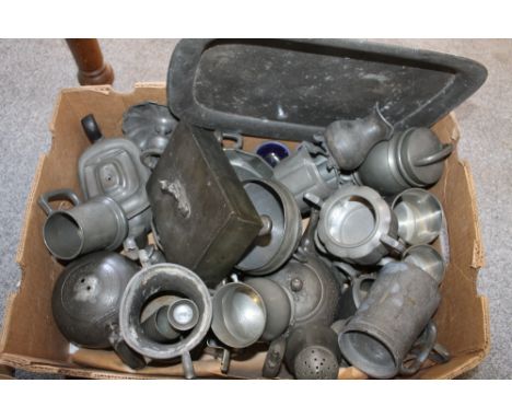 A COLLECTION OF VINTAGE PEWTER TO INCLUDE A LIDDED BOX WITH ELF SURMOUNT, TANKARDS, TEAPOT, TRAY, JUGS ETC