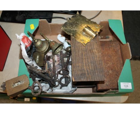 A SMALL TRAY OF COLLECTABLES TO INCLUDE A MINIATURE WOODEN TABLE, VINTAGE KEYS, METAL WARE, PIPE ETC