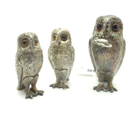 A Novelty Hallmarked Silver Three Piece Cruet Set, RC, London 1961, 1962 as a graduated set of owls, naturalistically modelle