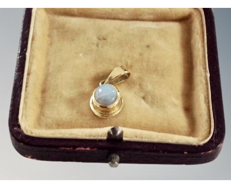 An 18ct gold opal pendant 