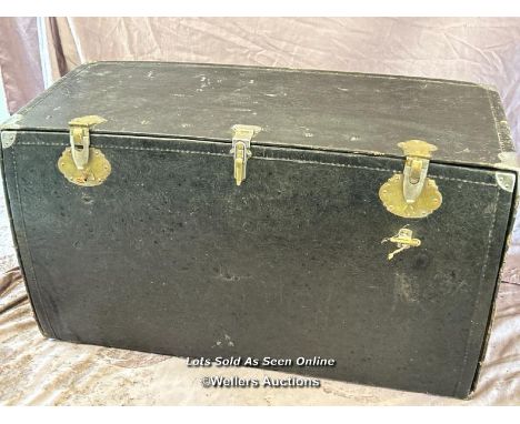 CIRCA 1910 CLASSIC CAR TRUNK COMPLETE WITH KEY, 104 X 46 X 60CM 