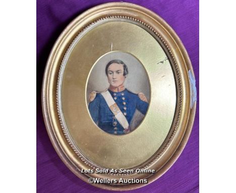 SMALL GILT FRAMED OVAL PORTRAIT WATERCOLOUR DEPICTING A MILITARY OFFICER, UNSIGNED, 10 X 13CM 