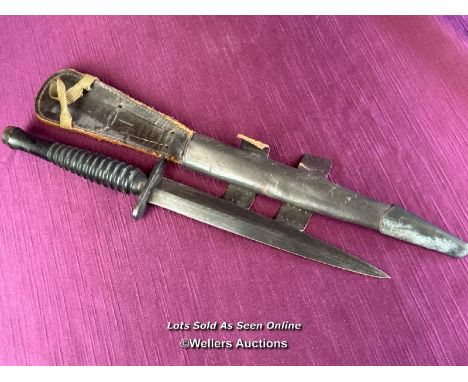 WORLD WAR TWO STYLE FAIRBAIRN-SYKES FIGHTING KNIFE WITH LEATHER SCABBARD, LENGTH 29CM